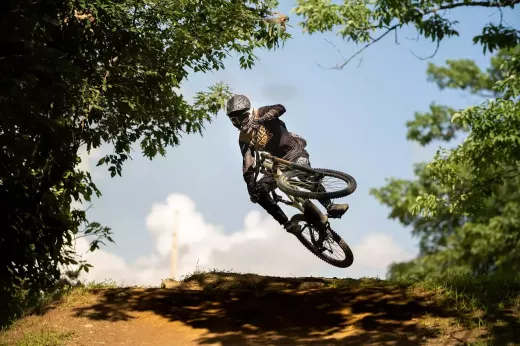 De encostas íngremes a vistas de cair o queixo: explore as trilhas de mountain bike mais épicas do mundo.