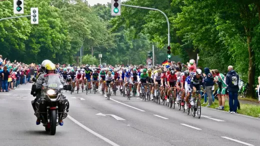 A Ascensão e Queda de Lance Armstrong: Um Conto de Triunfo e Controvérsia